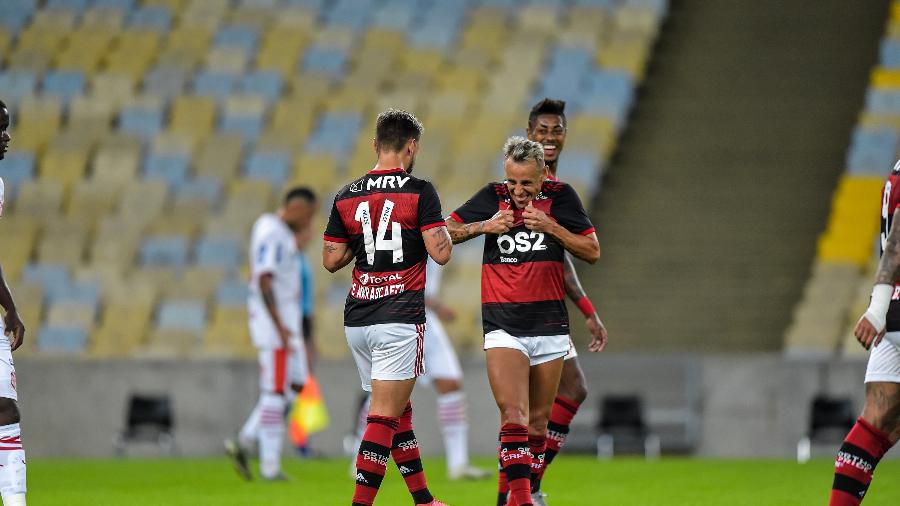 Arrascaeta comemora com jogadores do Flamengo gol na partida contra o Bangu no Maracanã - Thiago Ribeiro/AGIF