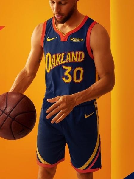Stephen Curry veste novo uniforme do Golden State Warriors - Divulgação/Golden State Warriors