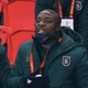 Pierre Webó, auxiliar técnico do Istanbul Basaksehir, acusa quarto árbitro de racismo em jogo contra o PSG na Liga dos Campeões - Xavier Laine/Getty Images