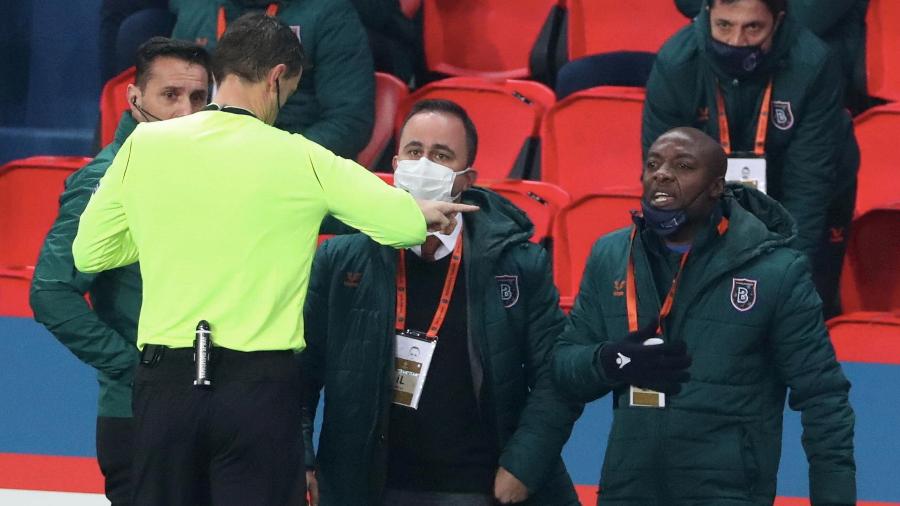 Pierre Webó, auxiliar técnico do Istanbul Basaksehir, acusou quarto árbitro de racismo - Xavier Laine/Getty Images