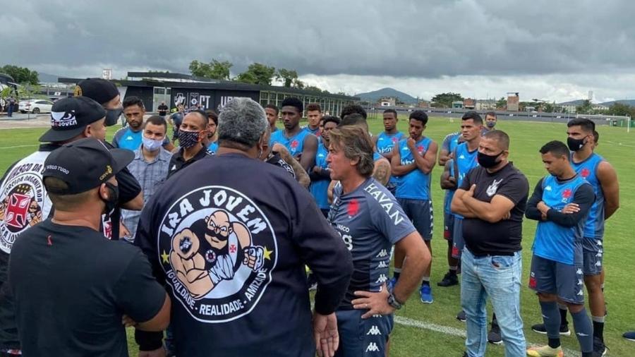 Integrantes de uma organizada do Vasco invadiram treinamento no CT, e Sá Pinto defendeu o elenco - Reprodução / Instagram