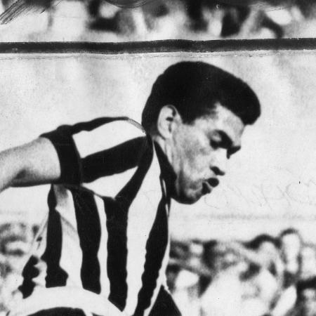  Botafogo 0 x 0 América-RJ: Garrincha (à esq.), do Botafogo, disputa lance com o lateral Itamar, do América, no Maracanã, no Rio de Janeiro (RJ), no empate em 0 a 0, em 12 de julho de 1964