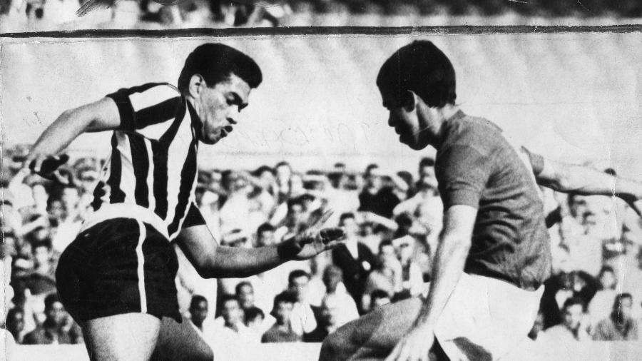  Botafogo 0 x 0 América-RJ: Garrincha (à esq.), do Botafogo, disputa lance com o lateral Itamar, do América, no Maracanã, no Rio de Janeiro (RJ), no empate em 0 a 0, em 12 de julho de 1964 - Acervo UH/Arquivo do Estado/Folhapress