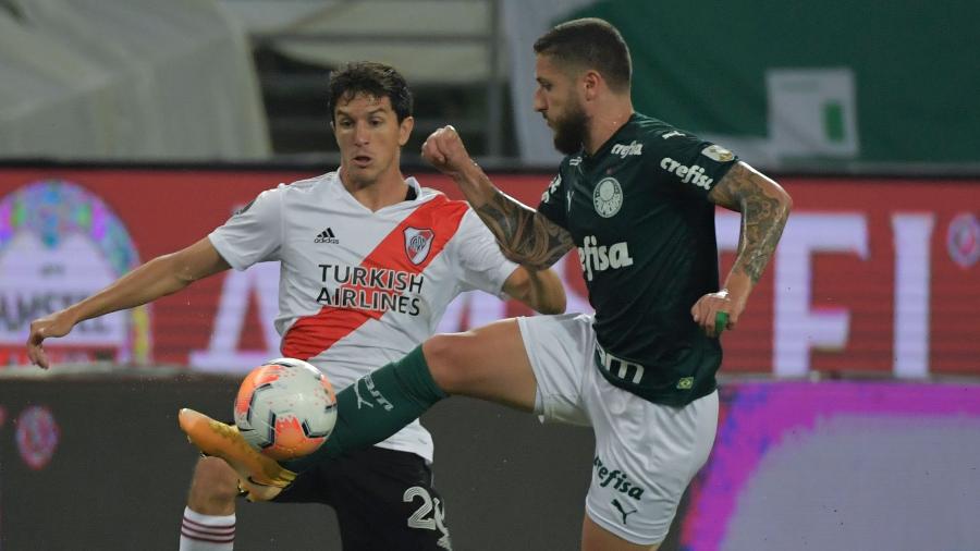 Zé Rafael e Ignacio Fernandez disputam bola durante Palmeiras x River Plate pela Copa Libertadores 2020 - NELSON ALMEIDA / POOL / AFP