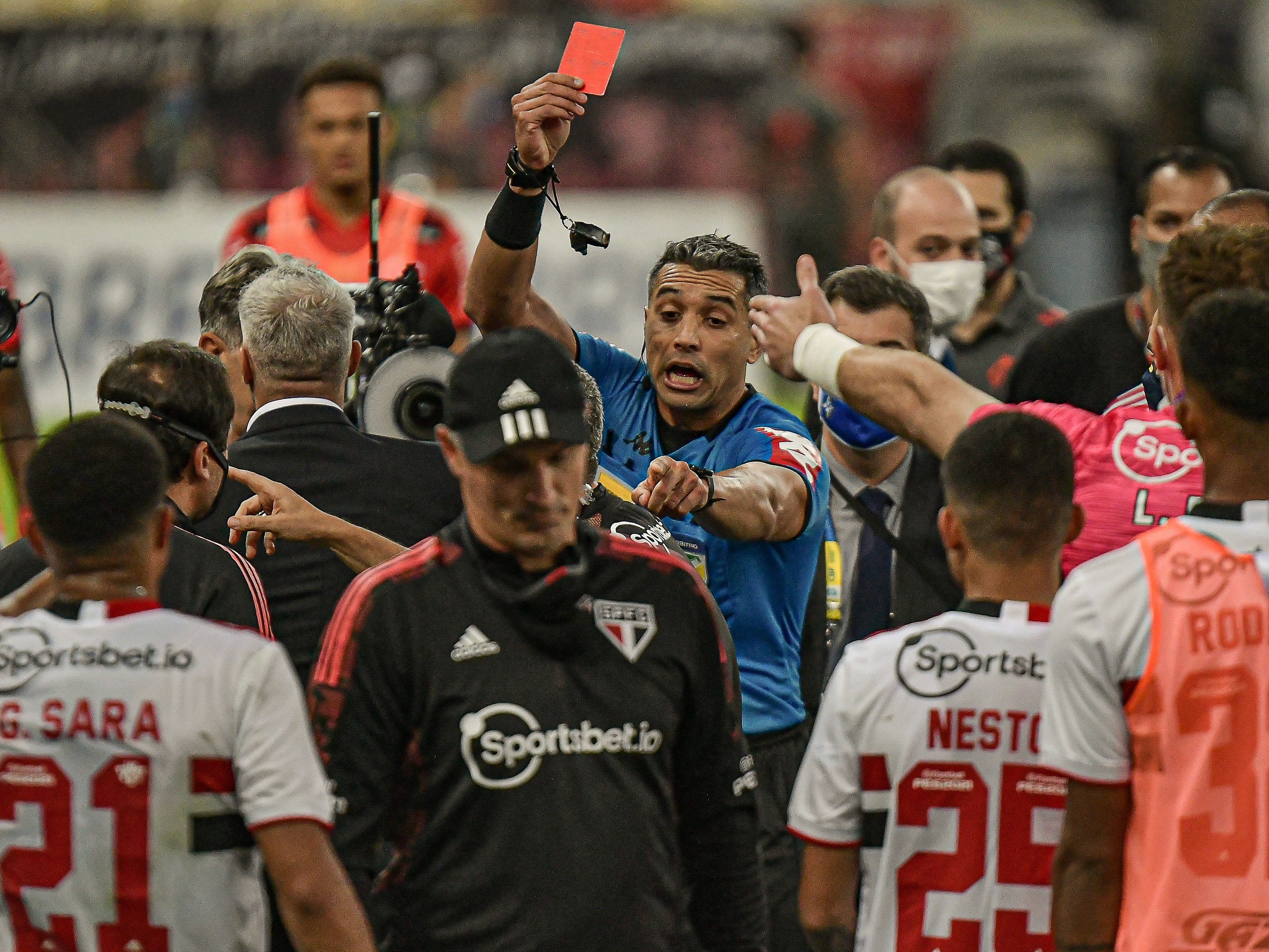 Flamengo: Após polêmica, diretoria tira Isla do clássico com o Vasco