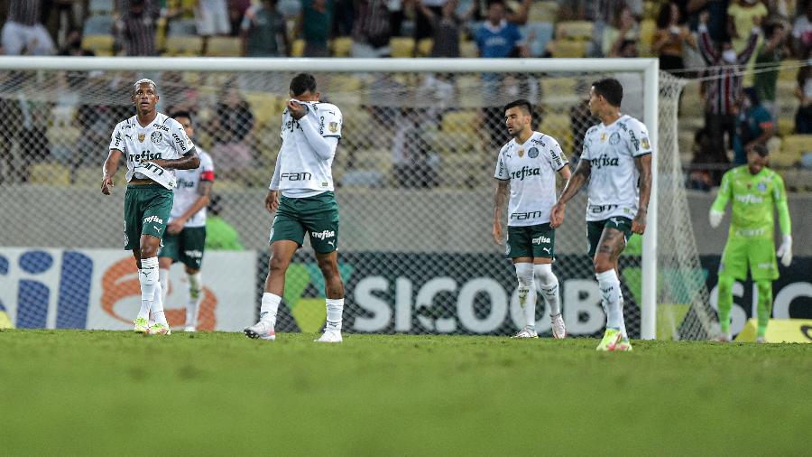 Jogadores do Palmeiras lamentam derrota ao final da partida contra o Fluminense  - Thiago Ribeiro/AGIF