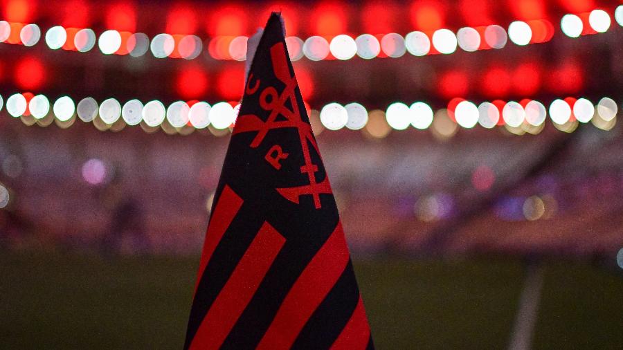 Flâmula do Flamengo na bandeirinha de escanteio do Maracanã  - Thiago Ribeiro/AGIF
