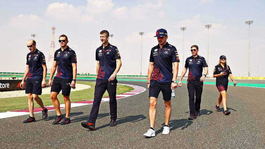 Max Verstappen caminha pela pista de Losail acompanhado por colegas da Red Bull - Mark Thompson/Getty Images/Red Bull