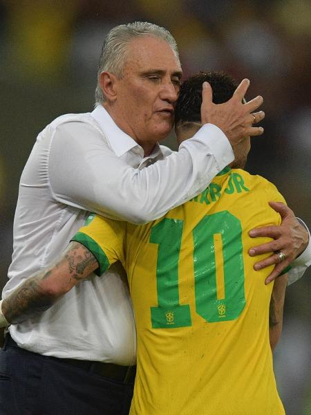 Tite abraça Neymar - Carl de Souza/AFP