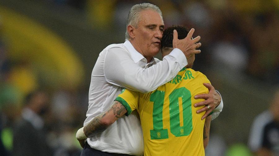 Tite abraça Neymar durante Brasil x Chile pelas Eliminatórias - Carl de Souza/AFP