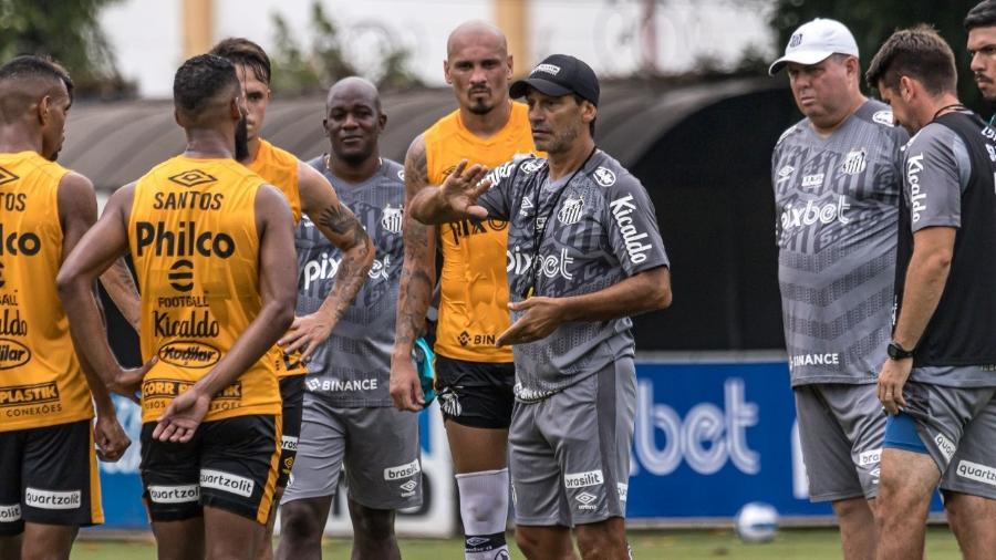 Técnico Fábian Bustos reunido com elenco em treino - Bruno Vaz/ Santos FC
