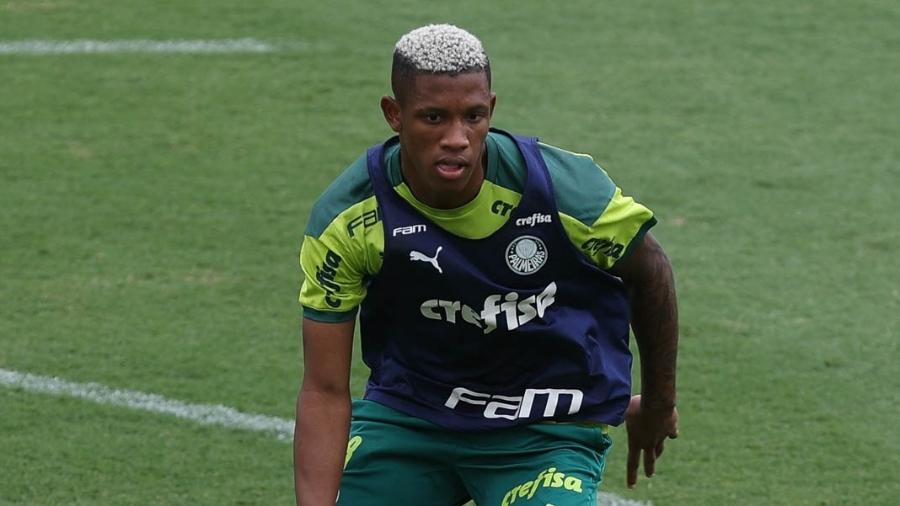 Danilo, volante do Palmeiras, em treino na Academia de Futebol - Cesar Greco