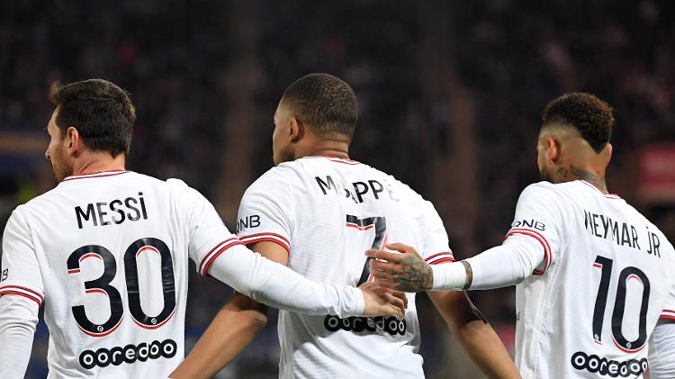 Messi, Mbappé e Neymar comemoram gol contra o Strasbourg em jogo do Campeonato Francês - Patrick HERTZOG / AFP - Patrick HERTZOG / AFP