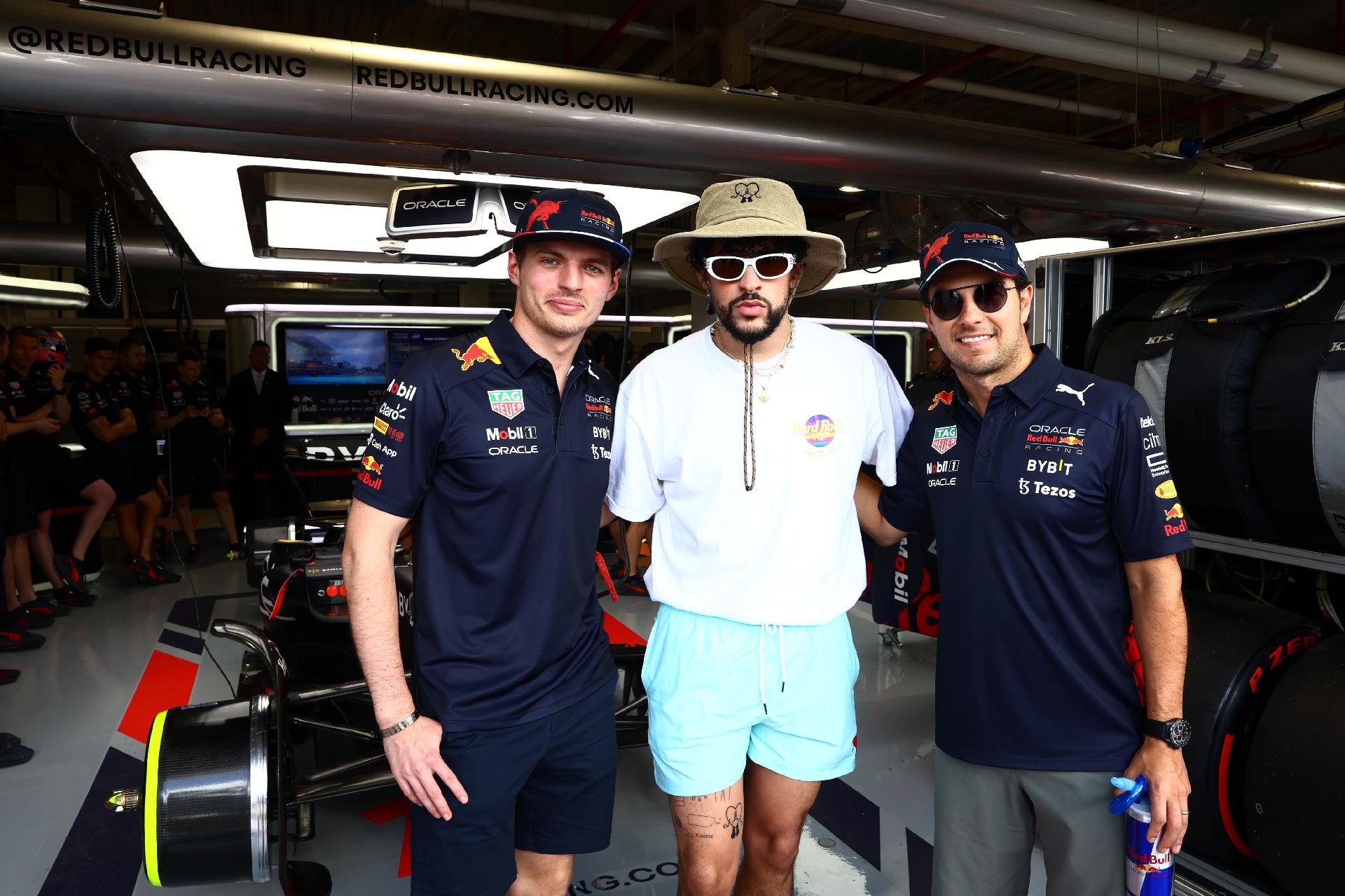 Max Verstappen, Bad Bunny e Sergio Perez no paddock do GP de Miami - Mark Thompson/Getty Images