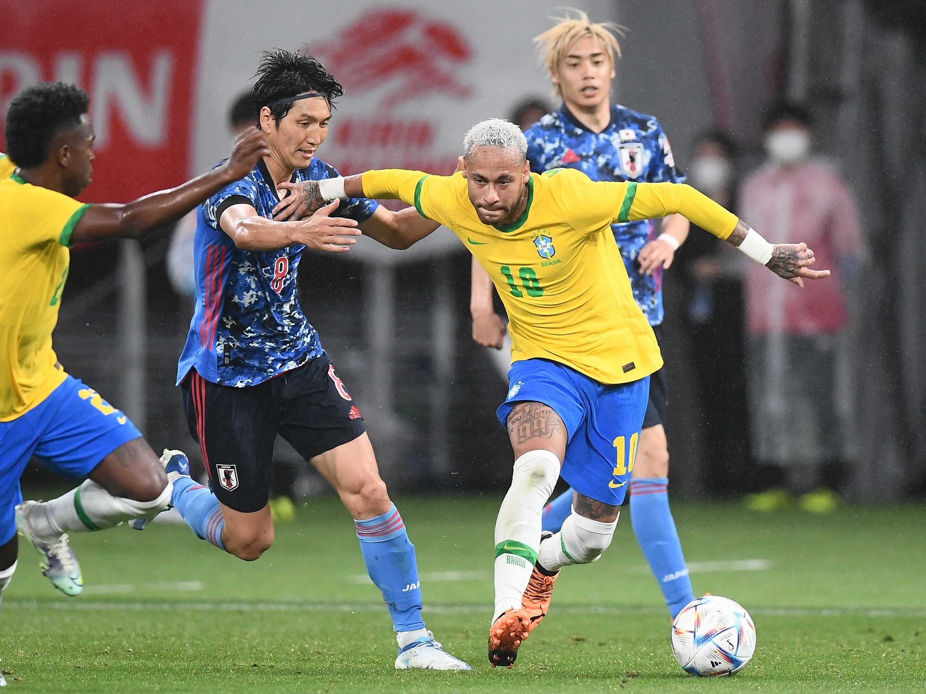 Para Vinicius Júnior brilhar na seleção, Neymar precisa soltar a bola