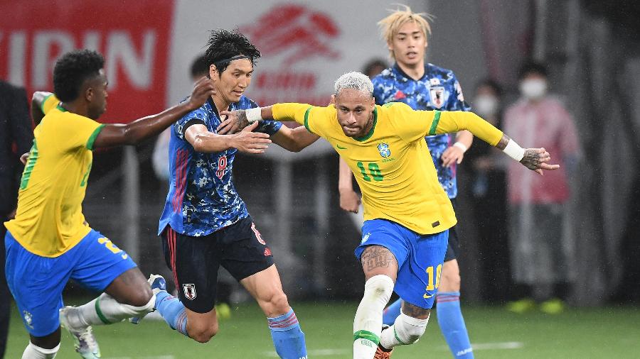 Neymar desafia a marcação de Haraguchi durante o amistoso entre Brasil e Japão: camisa 10 fez, de pênalti, o gol da vitória inútil sobre o Japão - Charly Triballeau/AFP