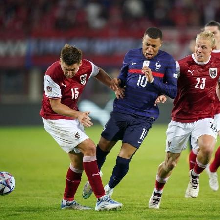 Kylian Mbappé sofre falta em jogo da França contra a Áustria na Liga das Nações - Christian Hofer/Getty Images