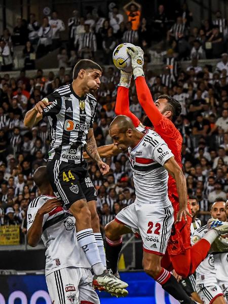 O goleiro Jandrei em ação pelo São Paulo durante a partida contra o Atlético-MG - FÁBIO BARROS/AGÊNCIA F8/ESTADÃO CONTEÚDO