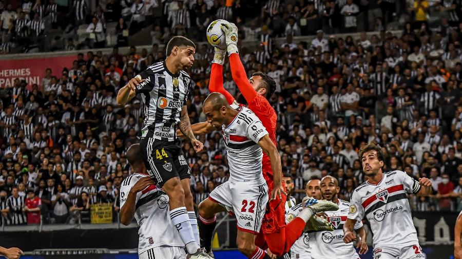 O goleiro Jandrei em ação pelo São Paulo durante a partida contra o Atlético-MG - FÁBIO BARROS/AGÊNCIA F8/ESTADÃO CONTEÚDO
