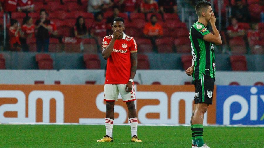 Jogadores de Internacional e América-MG fazem protesto em jogo do Brasileirão - PABLO NUNES /AGÊNCIA O DIA/ESTADÃO CONTEÚDO