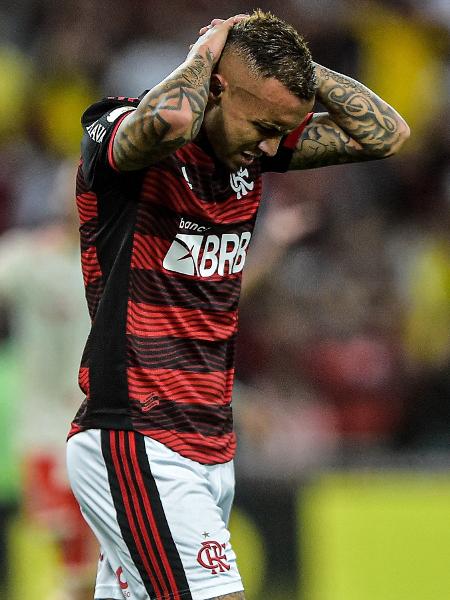 Everton Cebolinha se lamenta durante Flamengo x Inter pelo Campeonato Brasileiro - Thiago Ribeiro/AGIF