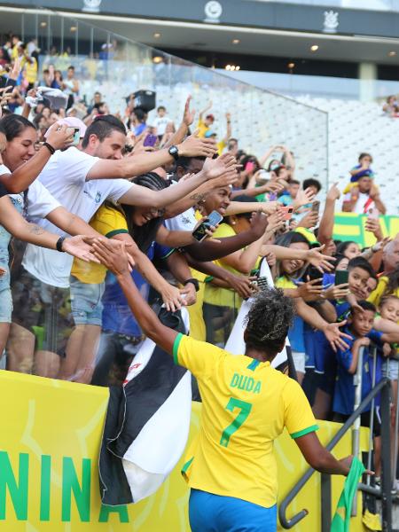 Duda comemora com a torcida vitória da seleção brasileira feminina