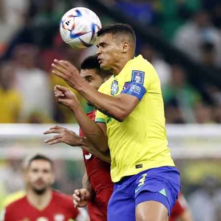 Thiago Silva disputa bola de cabeça em Brasil x Sérvia pela Copa do Mundo - ANP via Getty Images