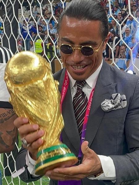 Salt Bae, churrasqueiro do bife de ouro, com a taça da Copa do Mundo - Reprodução