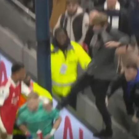 O goleiro Aaron Ramsdale, do Arsenal, foi agredido durante partida contra o Tottenham - Divulgação/Sky Sports