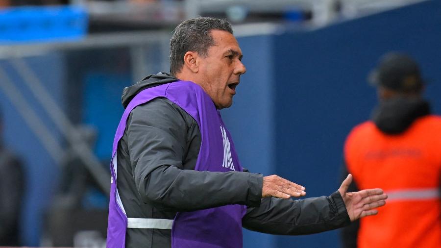 Vanderlei Luxemburgo, técnico do Corinthians, durante jogo contra Del Valle: derrota e eliminação - Rodrigo BUENDIA / AFP