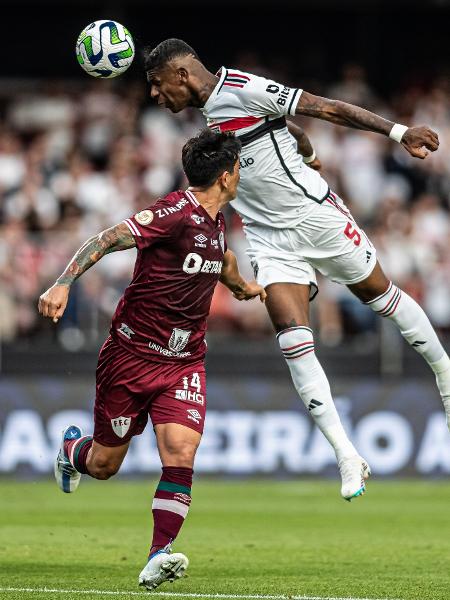 Arboleda e Cano disputam a bola pelo alto em São Paulo x Fluminense, duelo do Campeonato Brasileiro