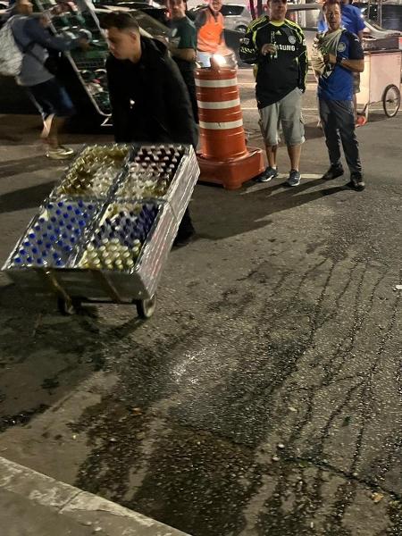 Ambulantes vendendo bebidas alcoólicas fora do cerco no Allianz Parque, antes da partida do Palmeiras contra o São Paulo, pela Copa do Brasil