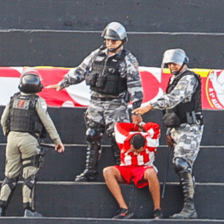 Policiais mobilizaram um homem após a briga entre torcedores do CRB no jogo contra o ABC, pela Série B