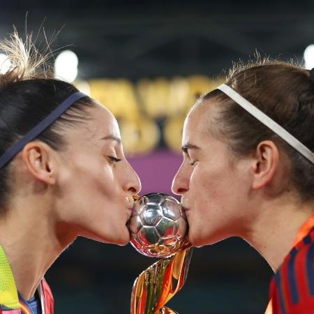 Esther Gonzalez e Teresa Abelleira, da Espanha, beijam o troféu da Copa do Mundo feminina