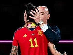 Justiça espanhola decide julgar Rubiales por beijo não consentido em jogadora