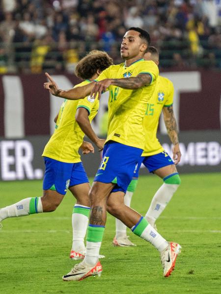 Alexsander comemora seu gol, o de honra do Brasil na derrota por 3 a 1 para a Venezuela