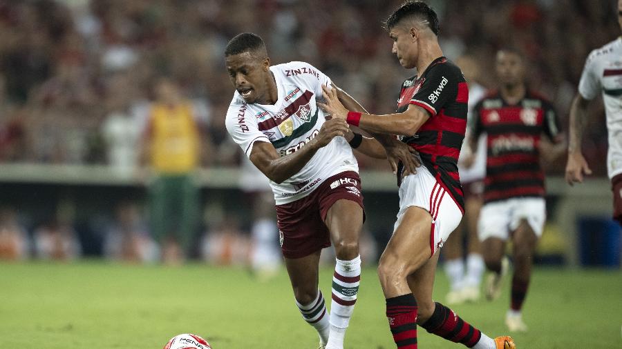 Luiz Araújo e Keno disputam lance no Fla-Flu que colocou os rubro-negros na final carioca