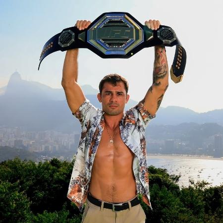 Alexandre Pantoja defende o cinturão dos pesos-moscas do UFC contra australiano Steve Erceg