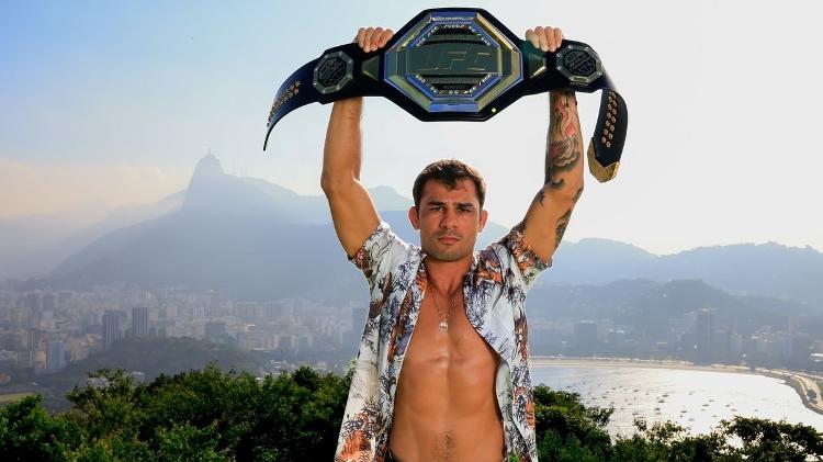 Alexandre Pantoja defende o cinturão dos pesos-moscas do UFC contra australiano Steve Erceg