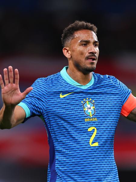 Danilo, capitão da seleção brasileira durante jogo contra a Inglaterra