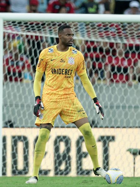 Carlos Miguel, do Corinthians, com a camiseta patrocinada pela Vai de Bet