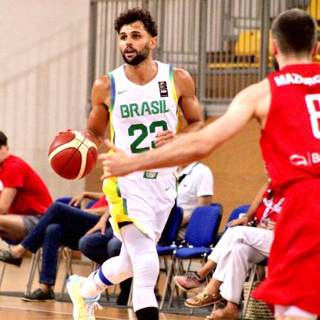 Raulzinho, da seleção masculina de basquete, durante amistoso contra a Polônia