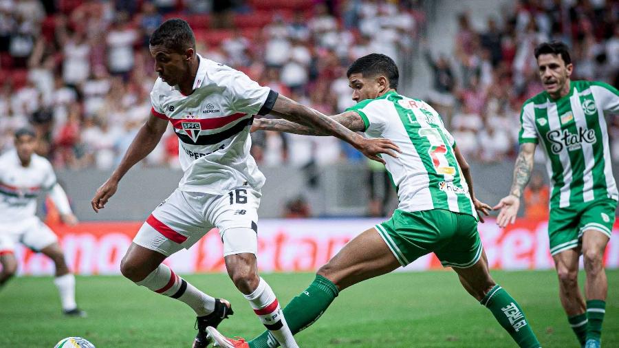 Luiz Gustavo e Lucas Freitas em disputa