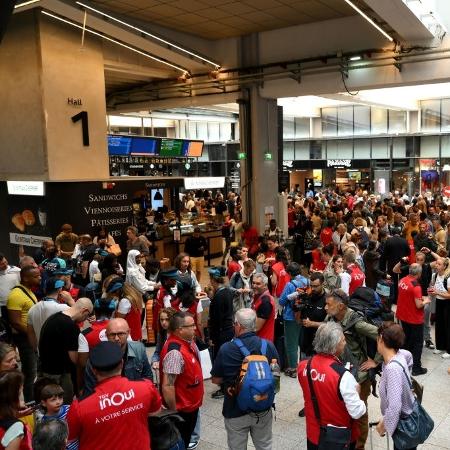 Passageiros dentro de estação durante caos no sistema ferroviário em Paris, na França