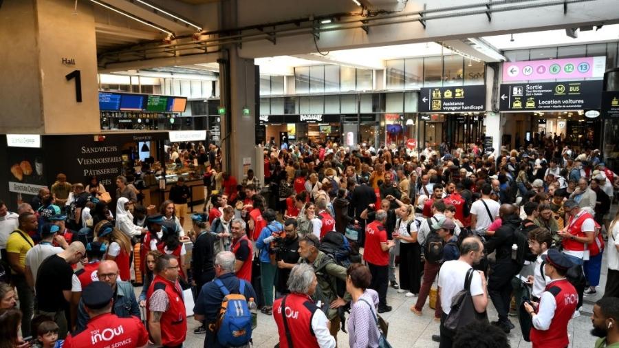 Passageiros dentro de estação durante caos no sistema ferroviário em Paris