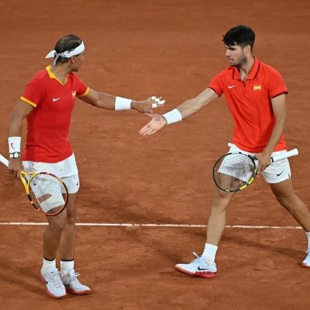 Carlos Alcaraz e Rafael Nadal em jogo de tênis pela Espanha nos Jogos Olímpicos de Paris