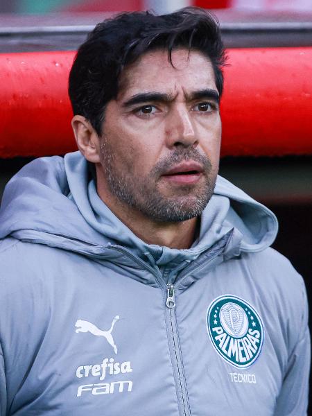 Abel Ferreira, técnico do Palmeiras, antes da partida contra o Inter no Beira-Rio pelo Brasileirão