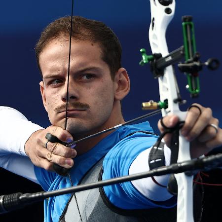 Marcus d'Almeida em ação nas oitavas de final do tiro com arco nas Olimpíadas de Paris