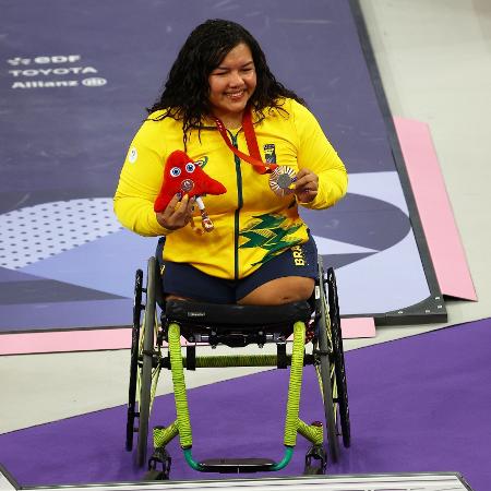 Maria Fátima de Castro exibe a medalha de bronze conquistada no para-halterofilismo nas Paralimpíadas 2024.