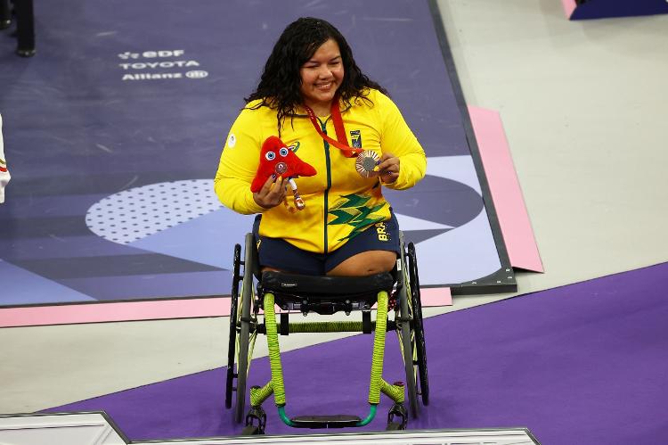 Maria Fátima de Castro exibe a medalha de bronze conquistada no para-halterofilismo nas Paralimpíadas 2024.